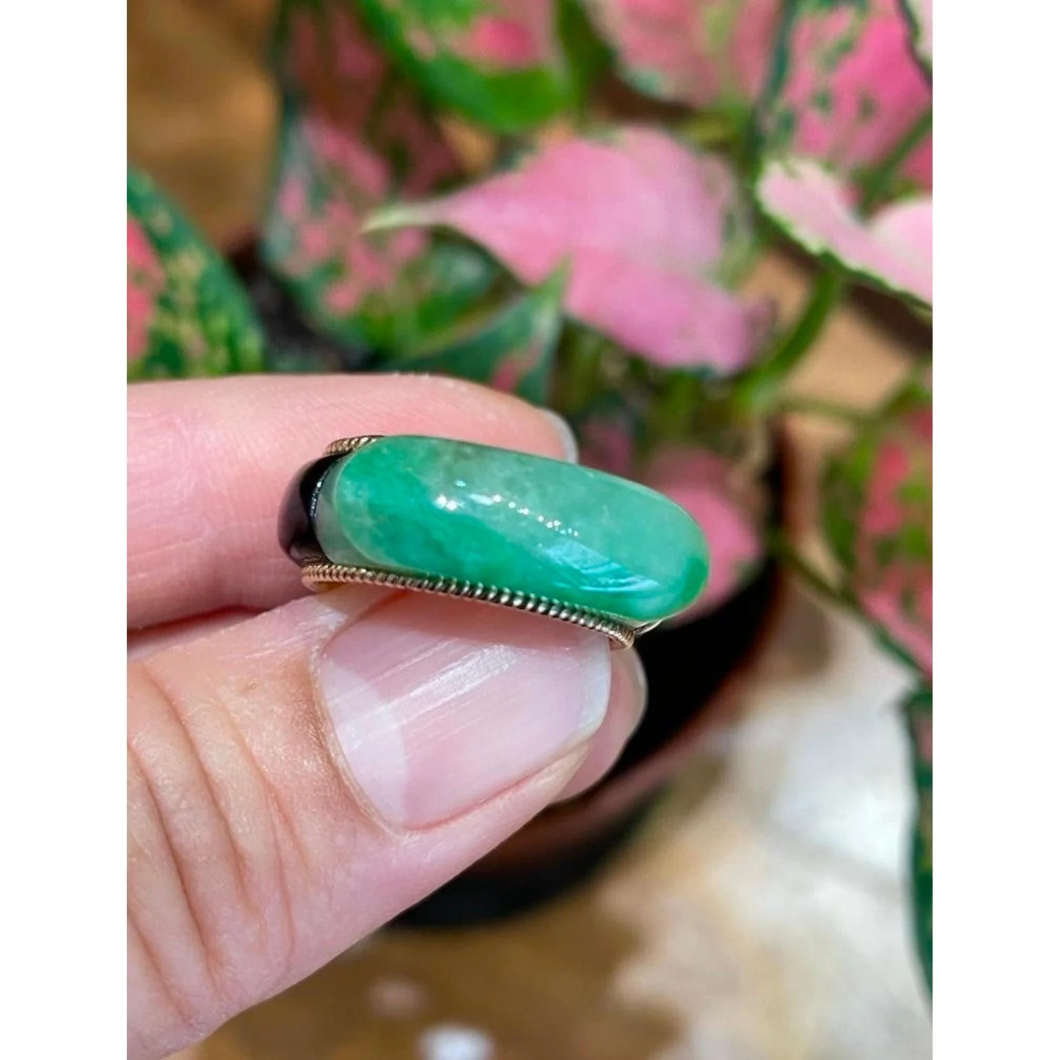 Vintage 11.40 Carved Jade with Onyx Band Ring in 14K Yellow Gold - Image 8