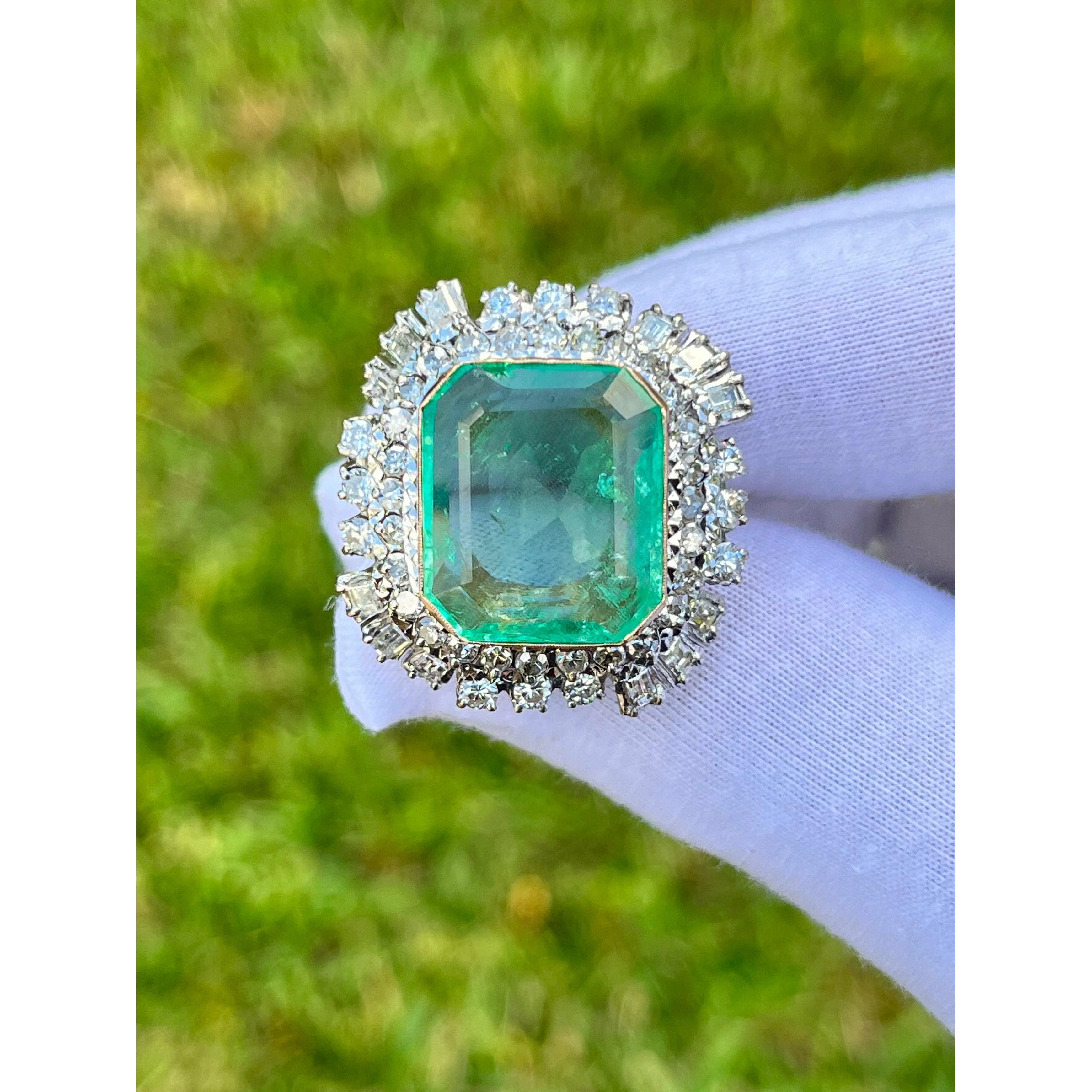 Vintage 12 Carat Colombian Emerald and Diamond Halo Ring Set in Palladium - Image 2