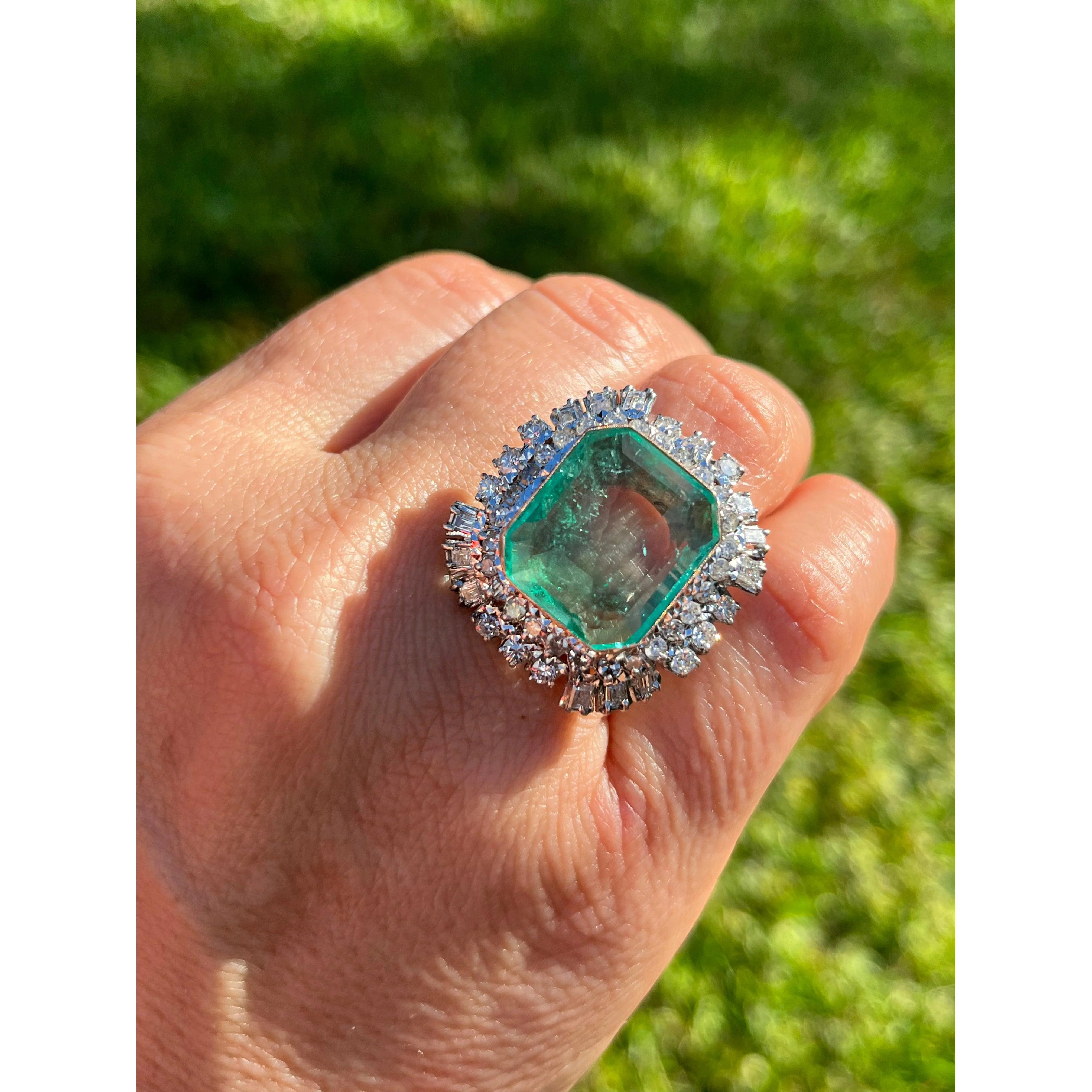 Vintage 12 Carat Colombian Emerald and Diamond Halo Ring Set in Palladium - Image 6