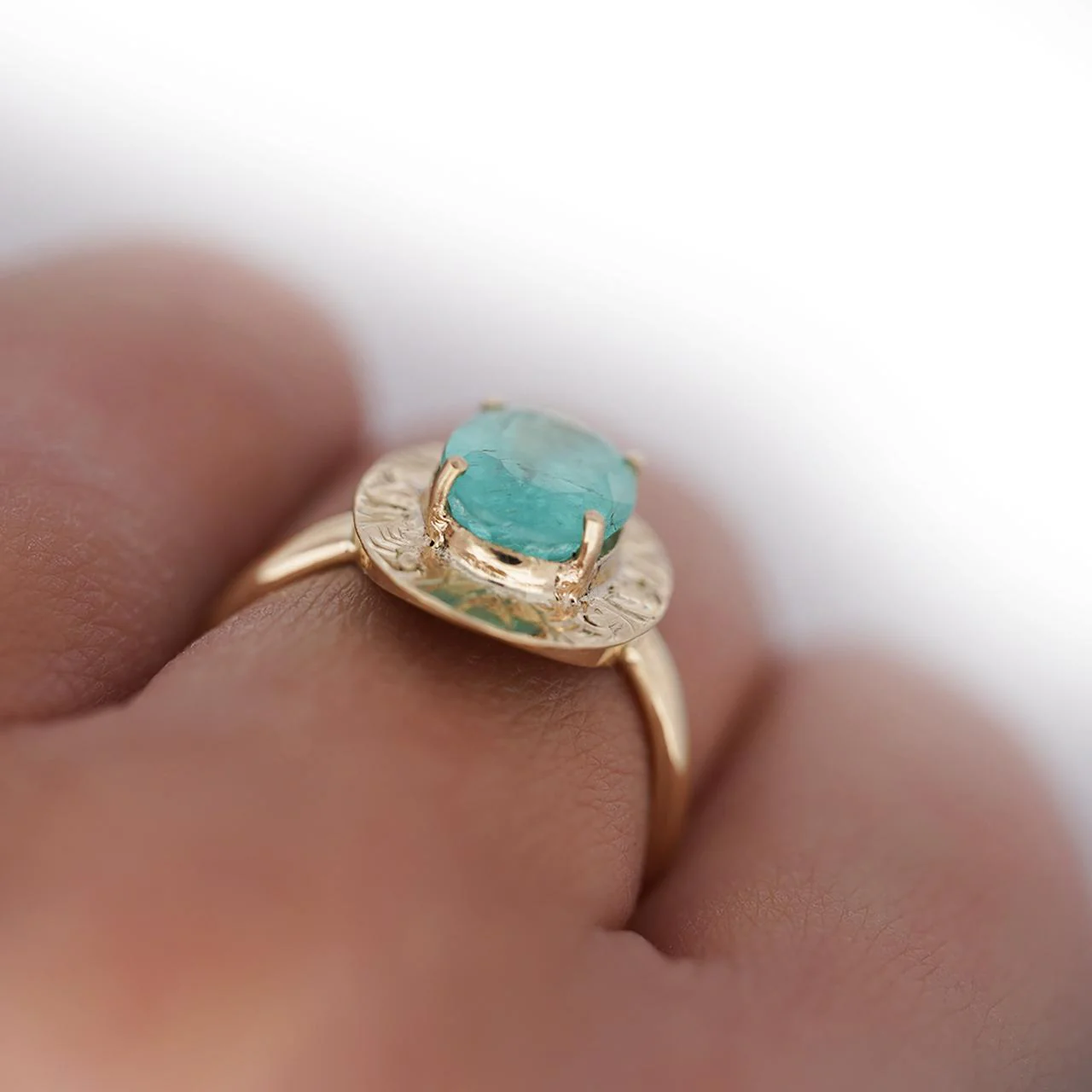 Vintage 2.24 Carat Oval Light Green Emerald 14K Gold Engraved Disc Ring - Image 10