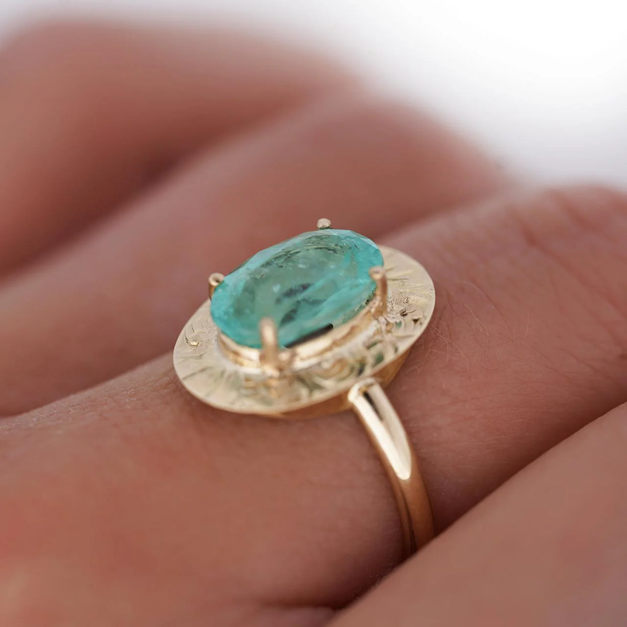 Vintage 2.24 Carat Oval Light Green Emerald 14K Gold Engraved Disc Ring - Image 11