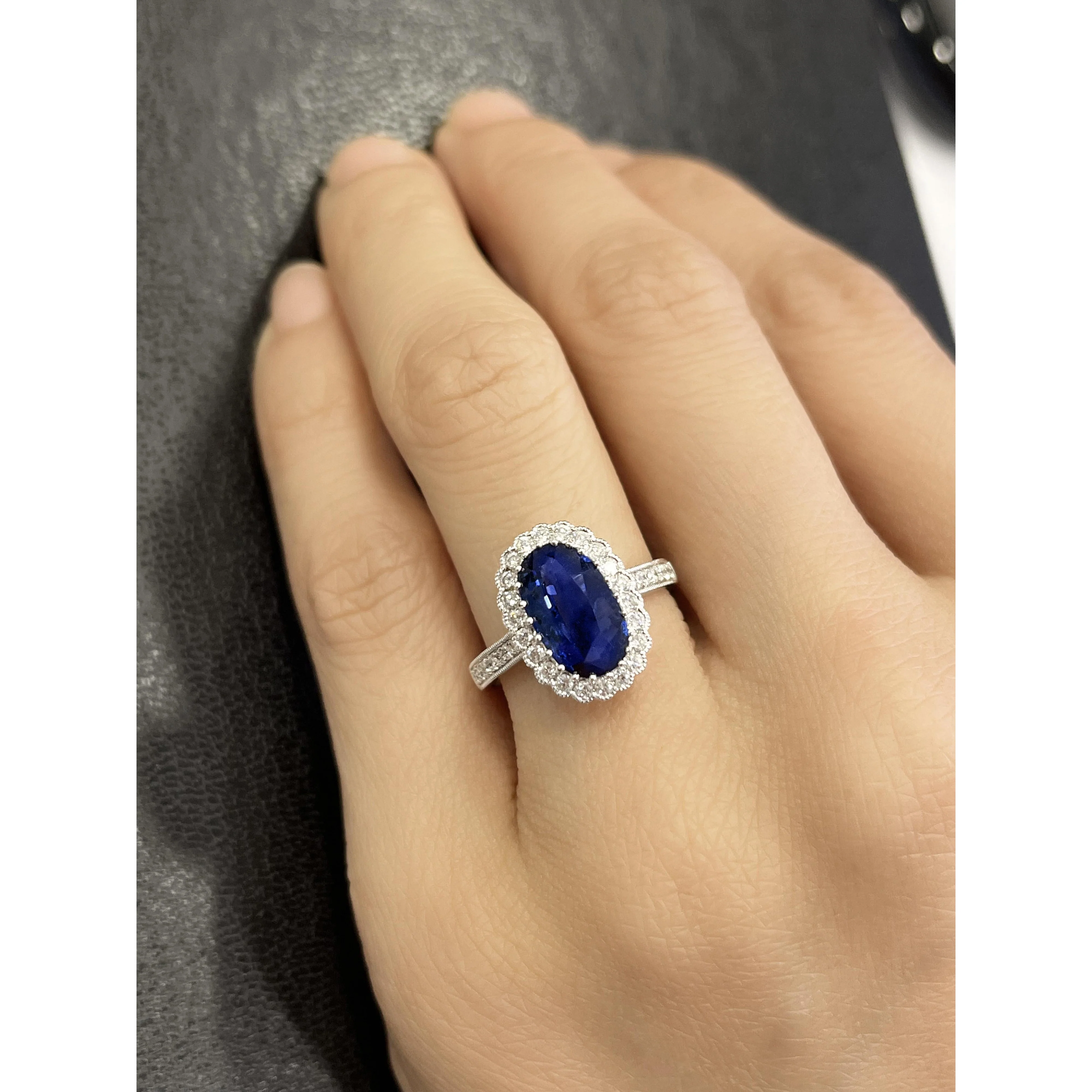 Vintage 2.38 Carat No Heat Oval Blue Sapphire & Milgrain Finish Diamond Ring - Image 5