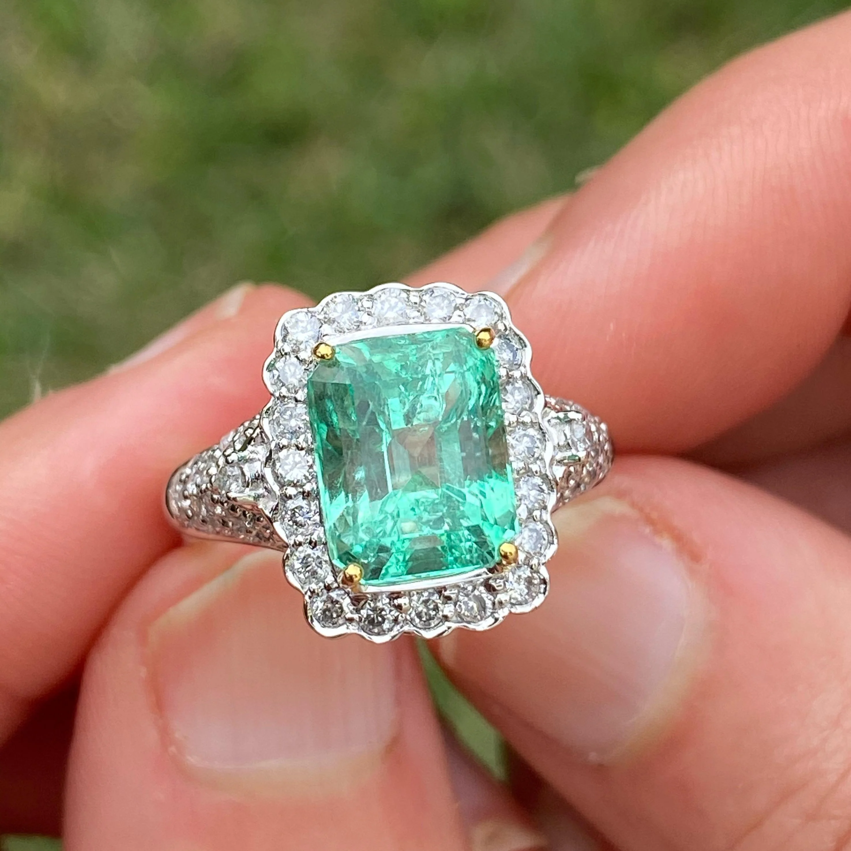 18K White Gold Emerald & Princess Cut Diamond Ring - Image 6