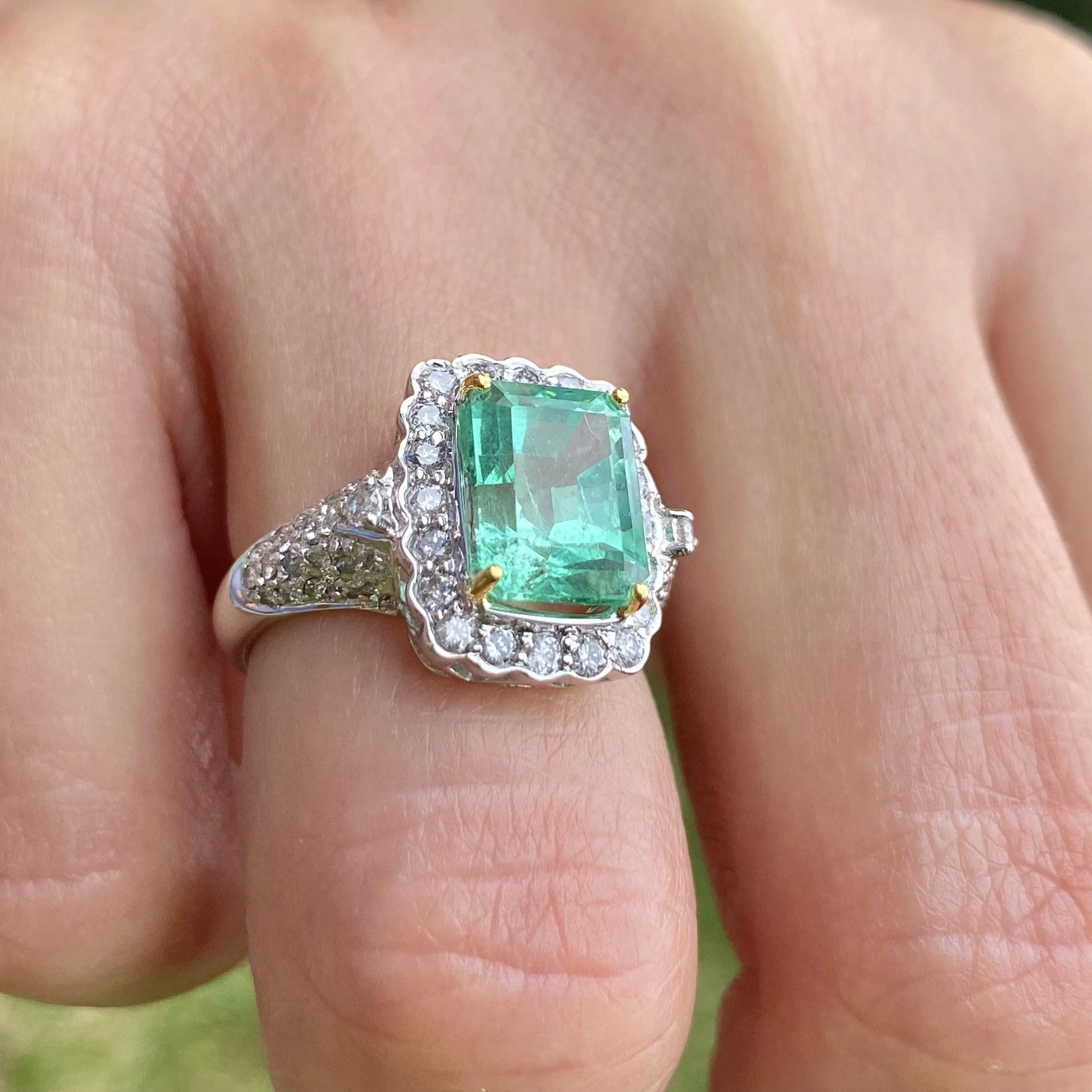 18K White Gold Emerald & Princess Cut Diamond Ring - Image 7