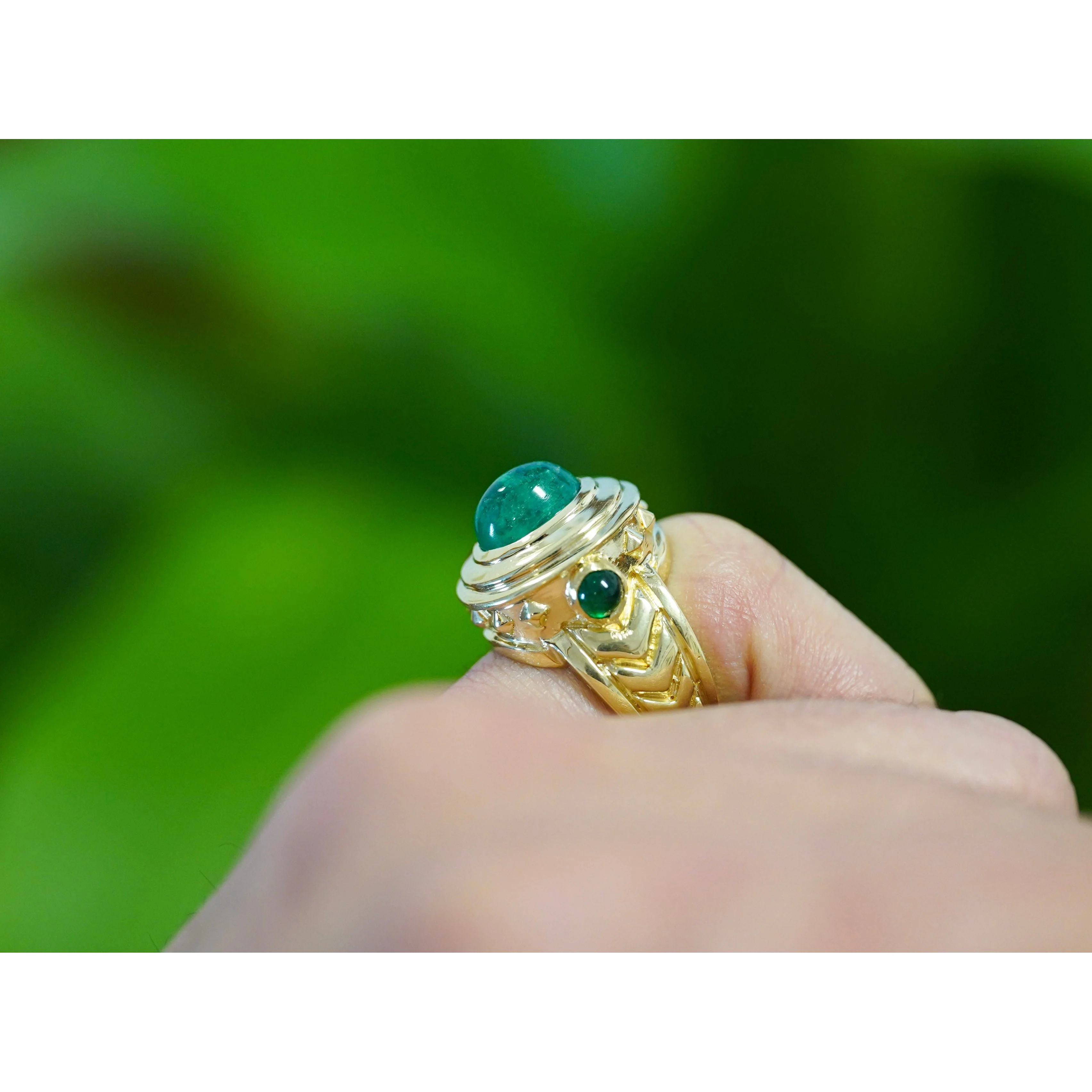 Vintage 3 Carat Cabochon Cut Colombian Emerald Bezel in 20K Yellow Gold Ring - Image 6