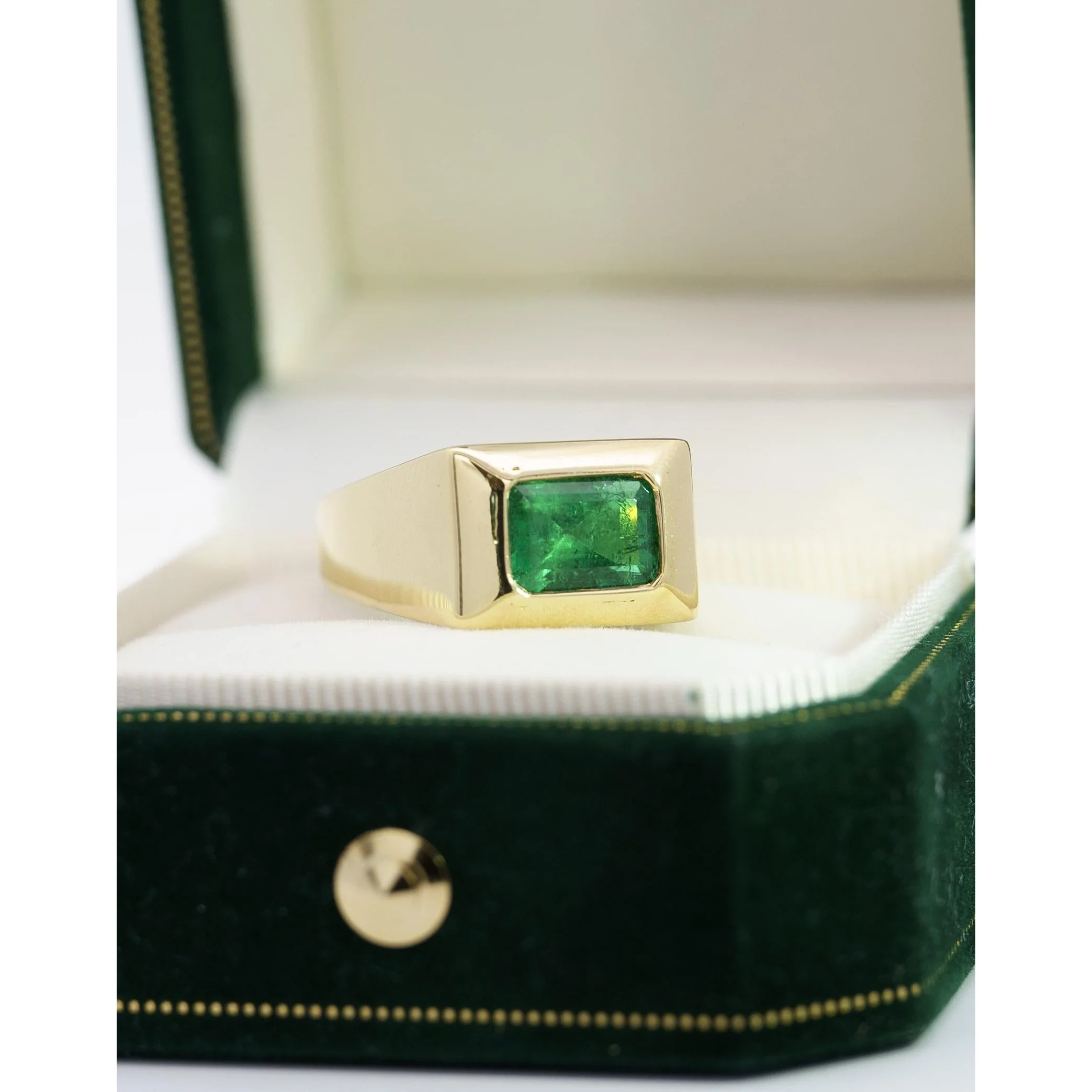 3 Carat Emerald-Cut Emerald Mens Ring in 18K Gold - Image 4
