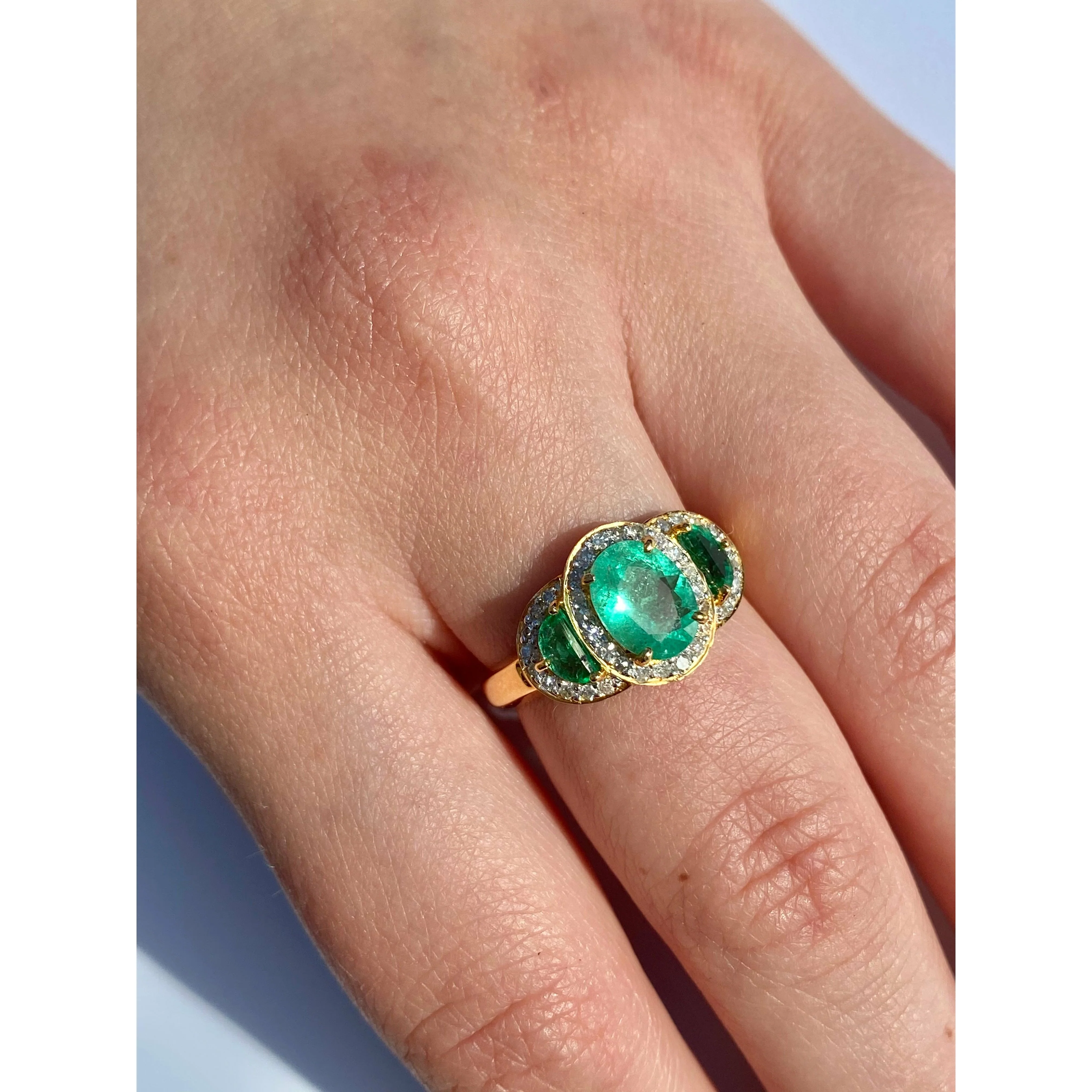 Vintage 3 Stone Oval Cut Colombian Emerald Ring in 18K Yellow Gold - Image 4