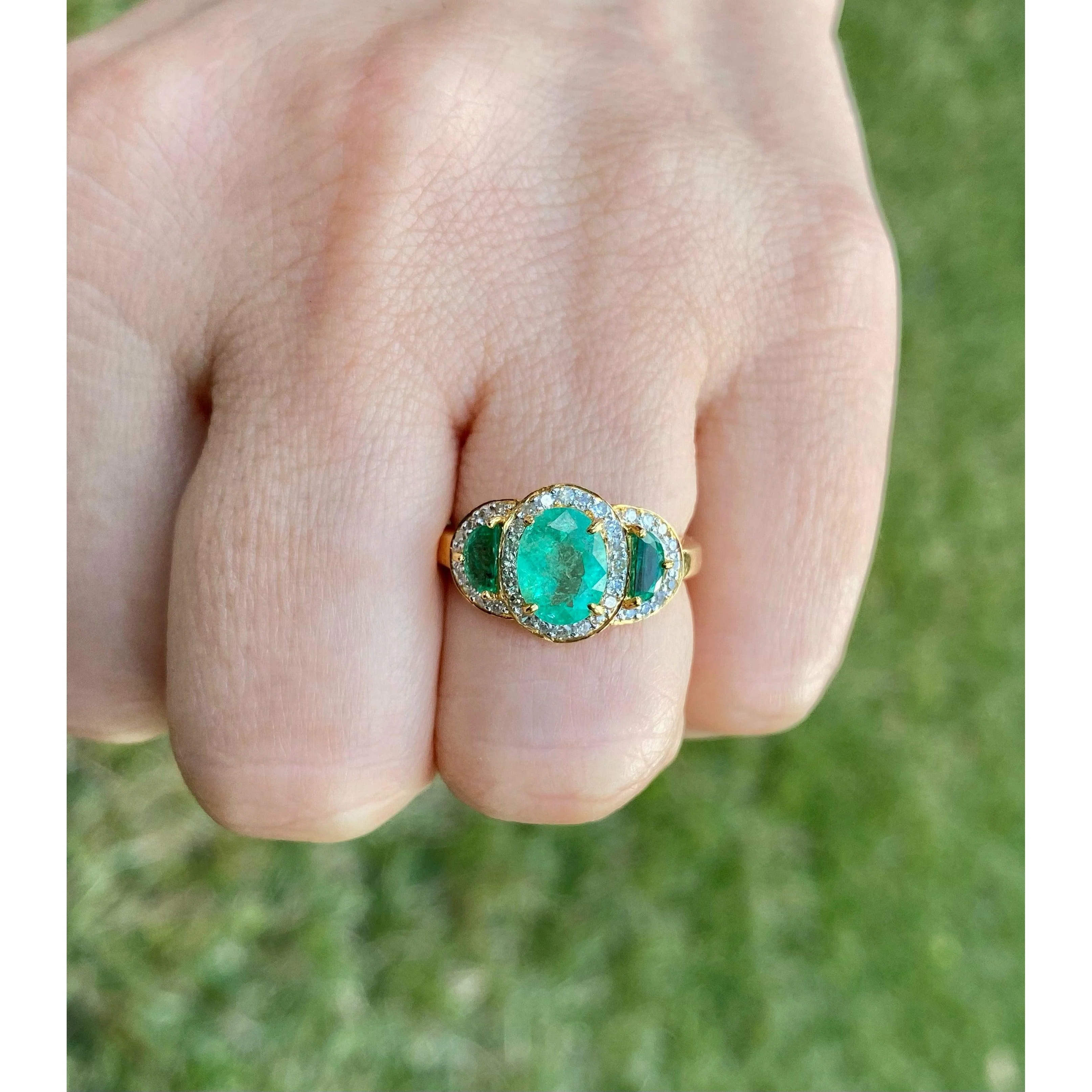 Vintage 3 Stone Oval Cut Colombian Emerald Ring in 18K Yellow Gold - Image 5