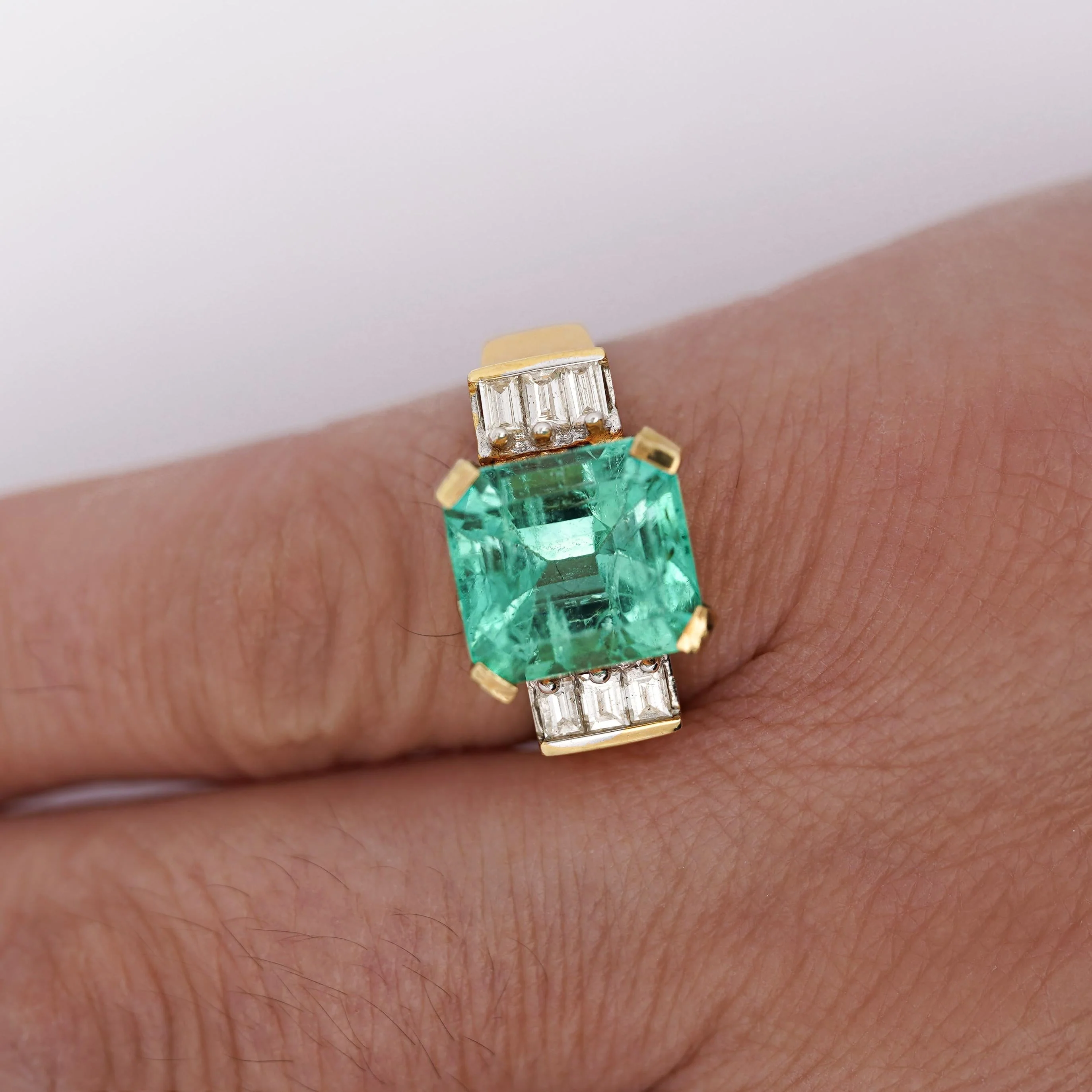Vintage 5 Carat Emerald and Baguette Diamond in 18K Gold Ring - Image 7