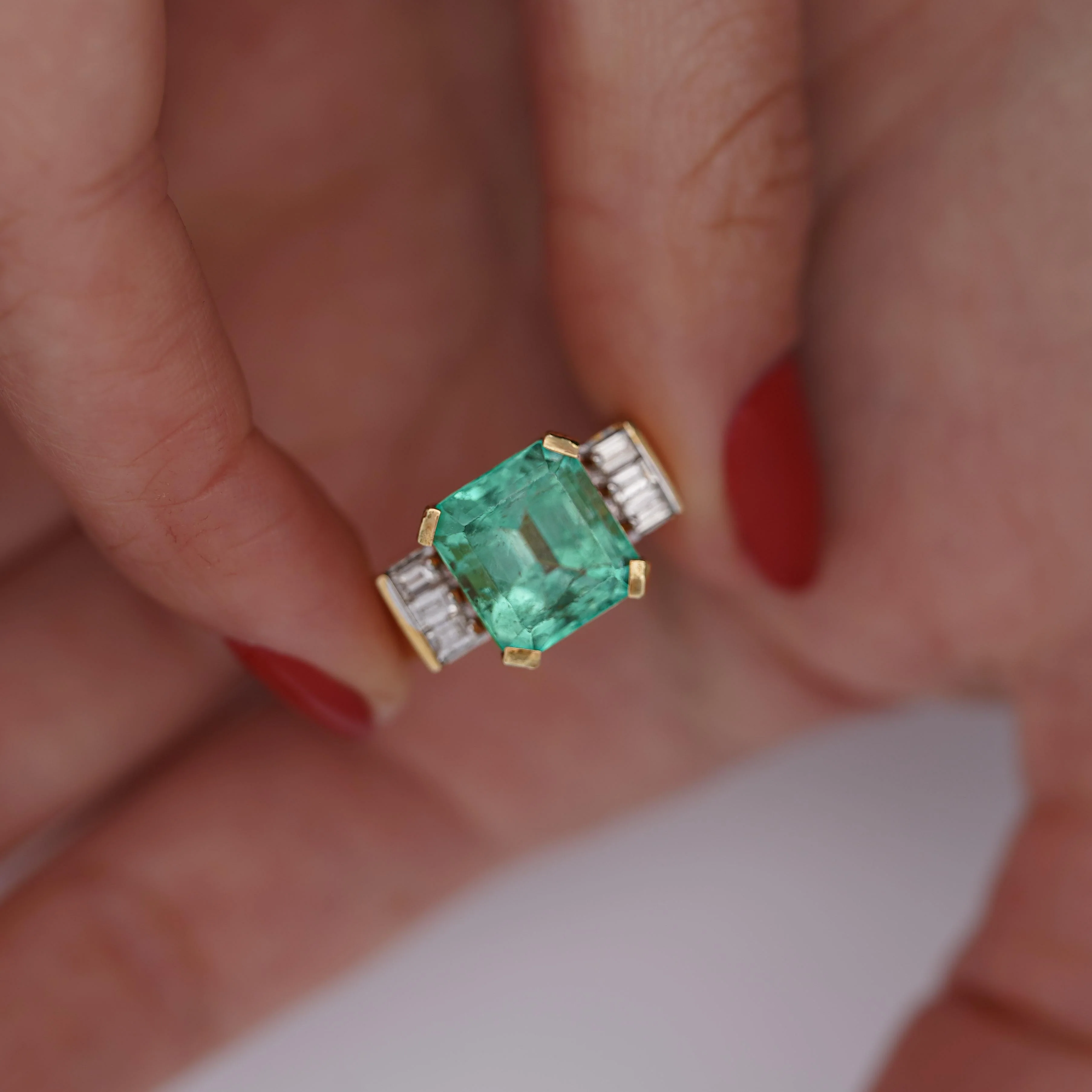 Vintage 5 Carat Emerald and Baguette Diamond in 18K Gold Ring - Image 9