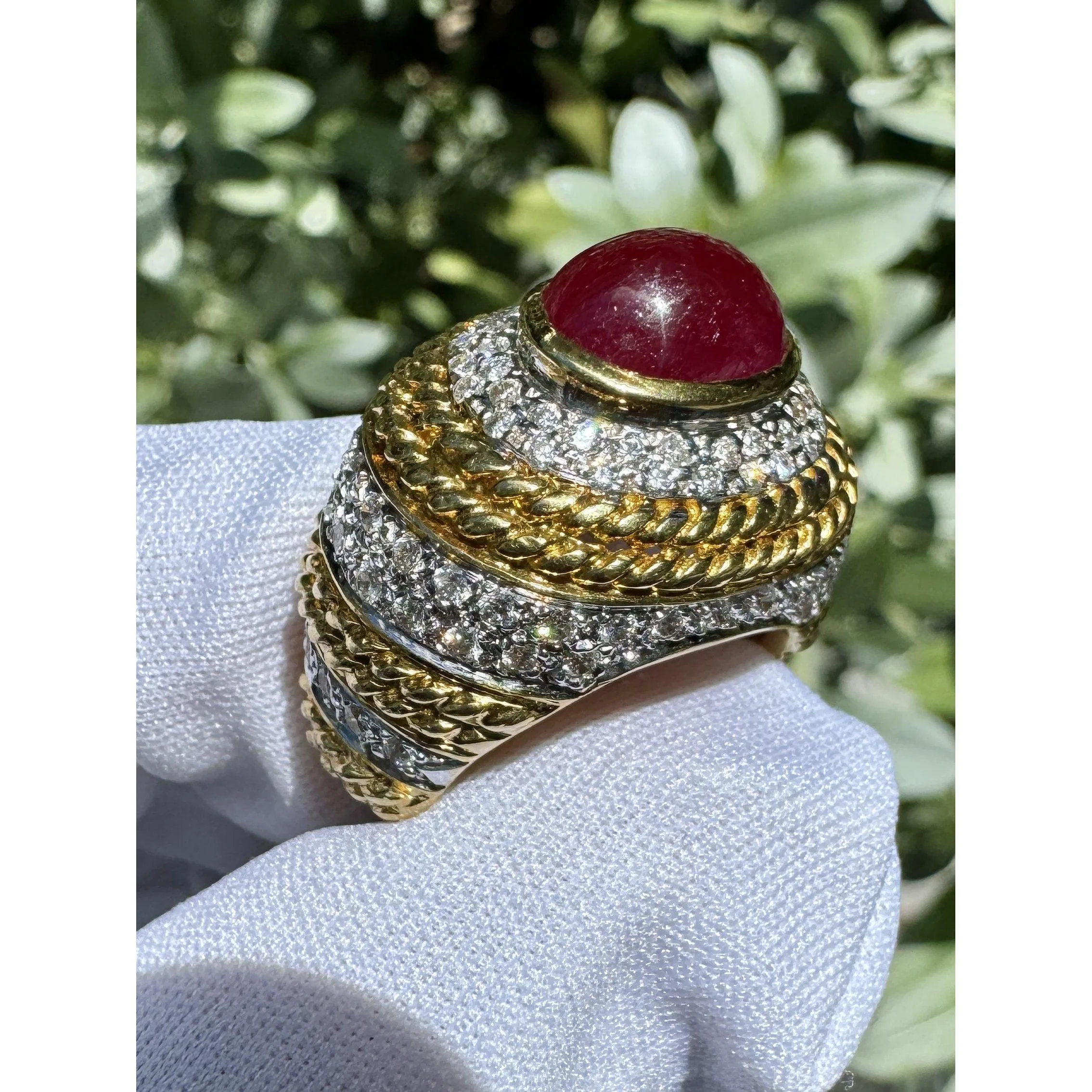 Vintage 5 Carat Cabochon Ruby, Diamond and 18K Gold Retro Bezel Rope Style Ring - Image 9