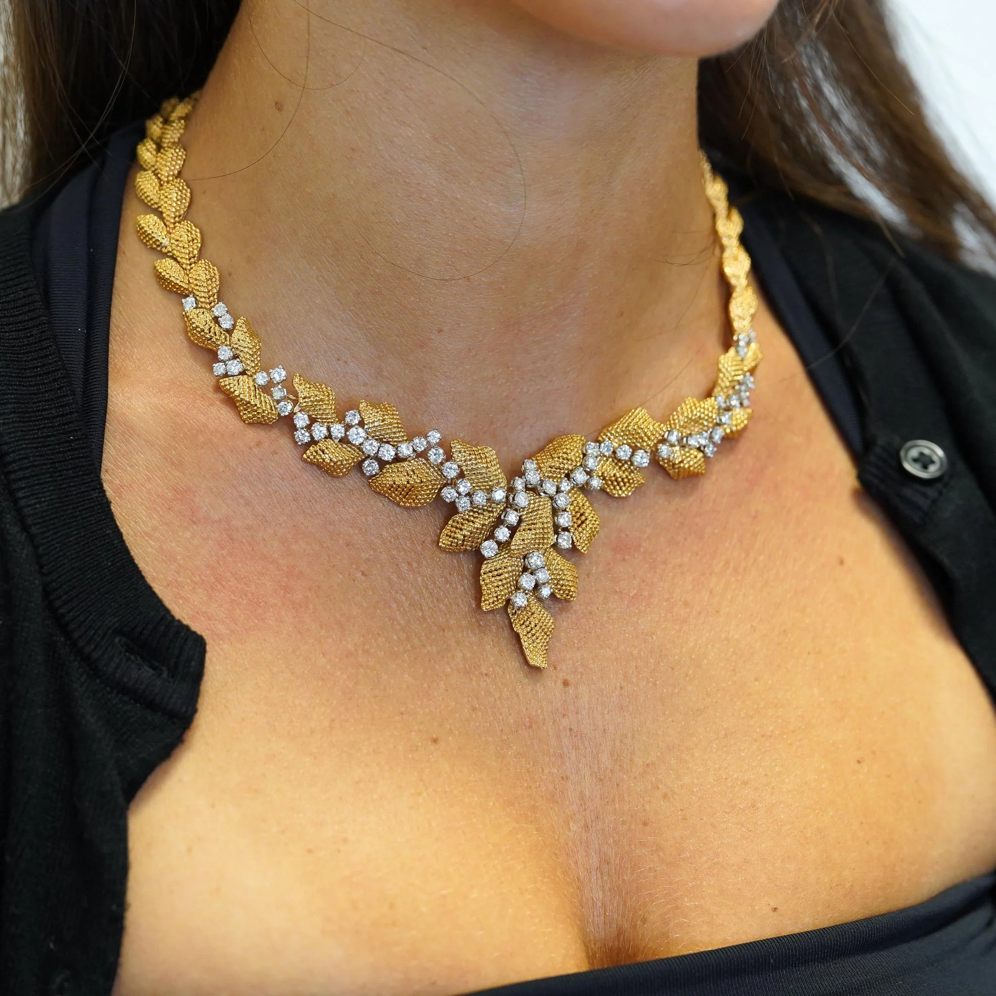 Vintage 7.3 Carat Diamond 18K Gold Textured Floral Leaf Chandelier Necklace - Image 4