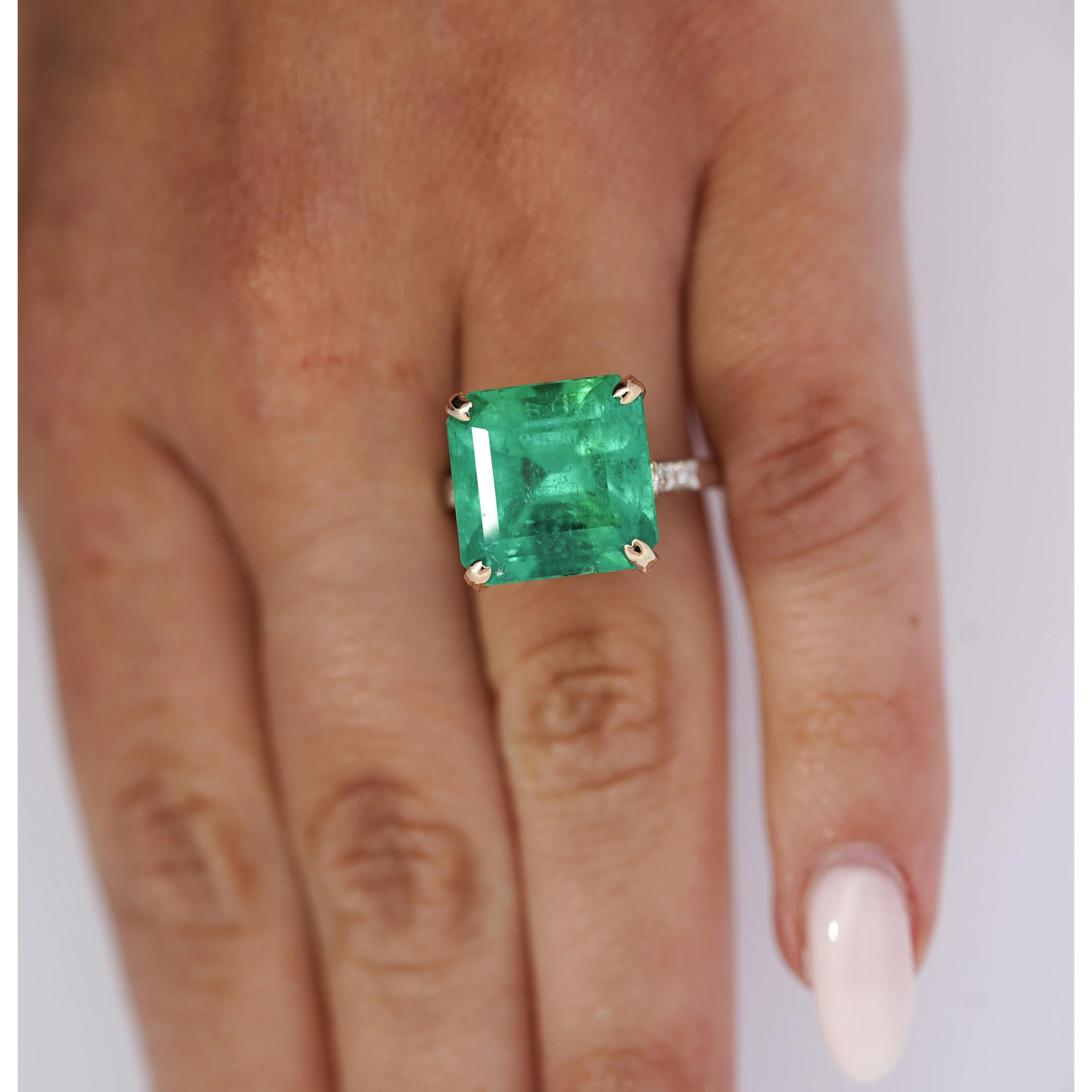 Vintage AGL Certified 11.28 Carat Colombian Emerald & Old Euro Cut Diamond Ring - Image 2